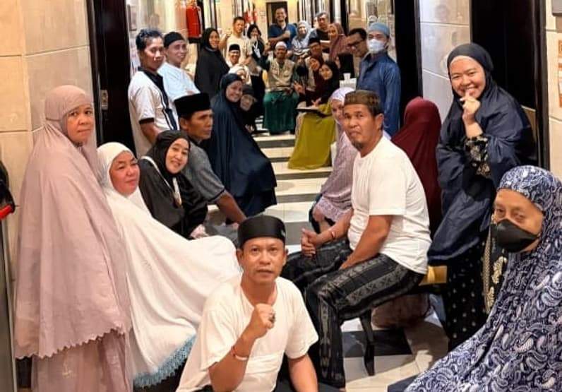 Para jemaah haji asal Kaltara saat mendapatkan pengarahan dari Ketua Kloter 7 Embarkasi Balikpapan. (Foto: H Sayid Abdullah)