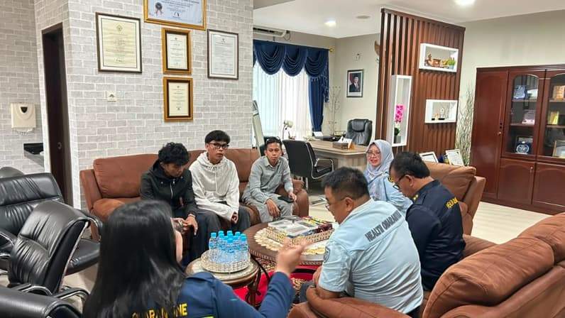 Koalisi Pemuda Peduli Maritim (KPPM) Kaltim saat mengajak Balai Kekarantinaan Kesehatan (BKK) Kelas I Samarinda untuk dialog terbuka soal dugaan mark up pengurusan dokumen pelayanan kesehatan kapal. (Foto: Herdi/Pusaranmedia.com)