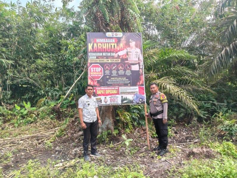Jajaran Polres PPU memasang spanduk peringatan potensi karhutla di musim kemarau. (Foto: Humas Polres PPU)