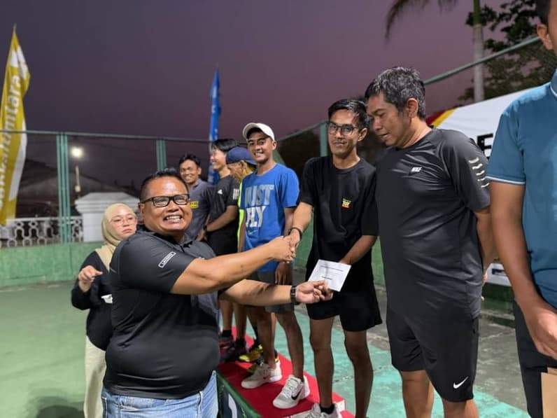Ketua Pelti Paser, Ibrahim Ahmad menyerahkan hadiah kepada salah satu juara Independence Day Tennis Tournament 2026 Pelti Paser. (Foto: Luthfi/Pusaranmedia.com)