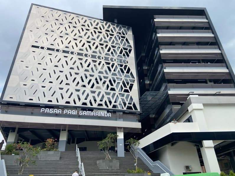 Gedung Pasar Pagi Samarinda dari sisi Jalan Jenderal Sudirman. (Foto: Tri/Pusaranmedia.com)