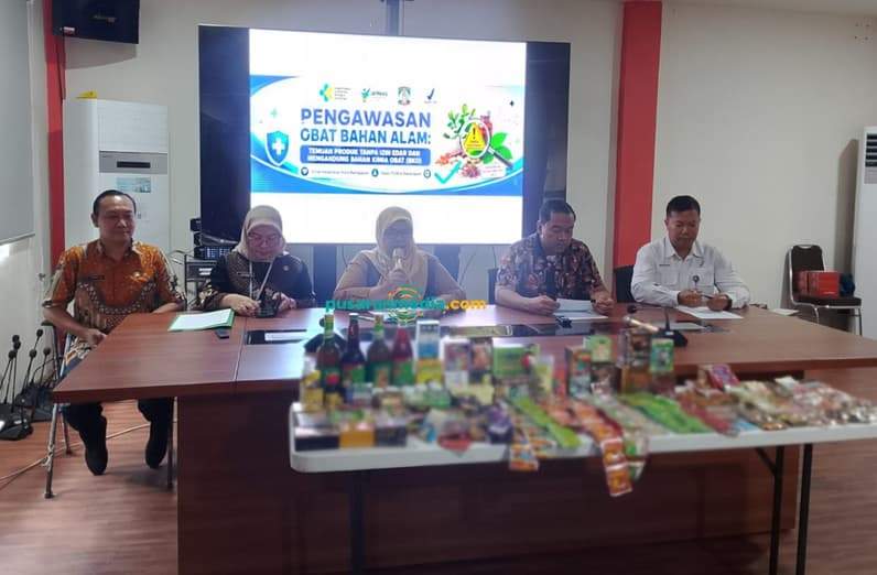 Dinkes Balikpapan mengungkap temuan jamu berbahaya dalam konferensi pers, Jumat (21/8/2026). (Foto: Achmad Fadillah/Pusaranmedia.com)