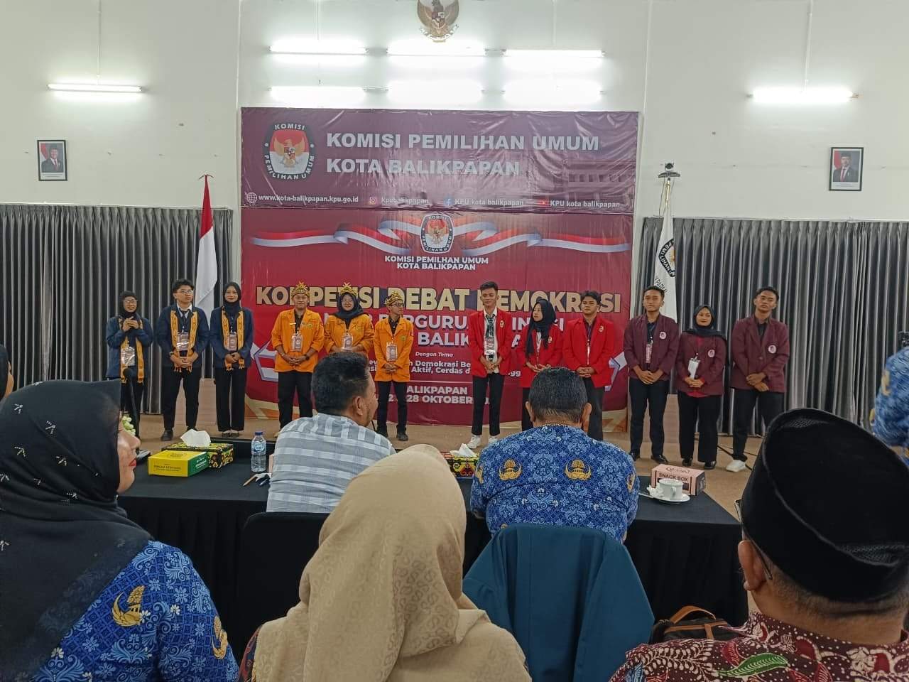 Peserta asal STIEPAN memakai almamater biru terkejut saat ditetapkan sebagai juara satu kompetisi debat demokrasi di aula KPU Balikpapan, Rabu (28/10/2026). (Foto: Achmad Fadillah/Pusaranmedia.com)