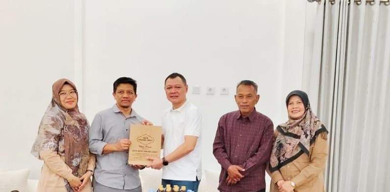 Bupati Paser, dr Fahmi Fadli (tengah) bersama mantan Kepala BPN Paser, Hariyoko (dua dari kiri). (Foto : Dok Prokopim Paser)