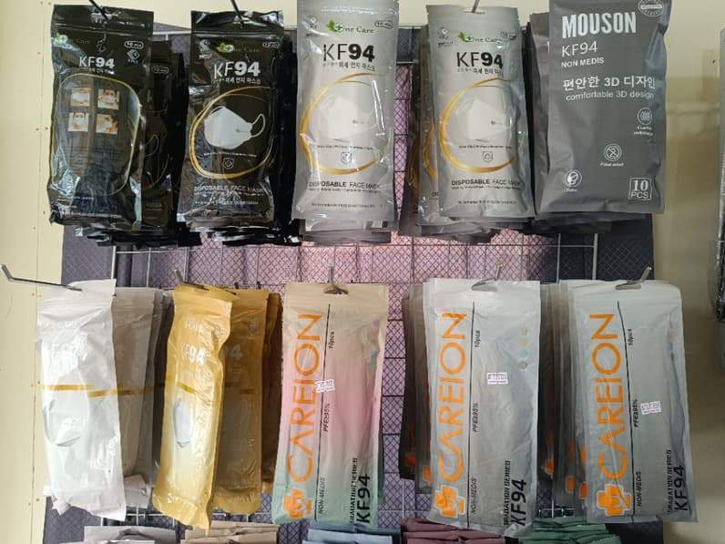 Ilustrasi masker yang digantung dan dijual. (Foto: Achmad Fadillah/Pusaranmedia.com)