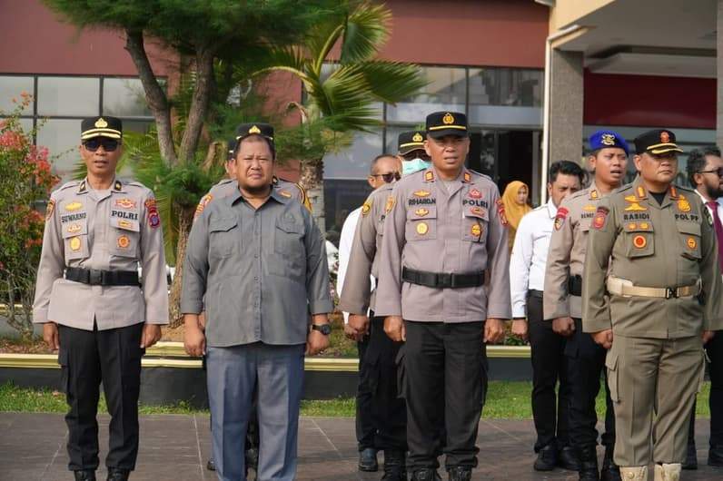 Apel Gelar Pasukan Operasi Patuh Mahakam 2026 di Lapangan Apel Polres Kukar. (Foto: Humas DPRD Kukar)