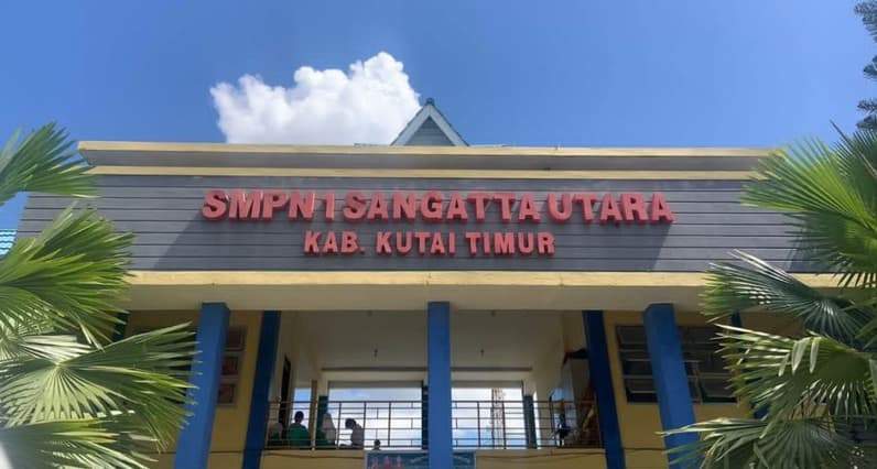 Potret tampak depan SMPN 1 Sangatta Utara Kabupaten Kutai Timur. (Foto: Dok SMPN 1 Sangatta Utara)