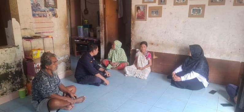 Ketua Komisi II DPRD Nunukan Andi Fajrul Syam saat melihat langsung kondisi Shima mahasiswa Politeknik Negeri Nunukan. (Foto: AFS)