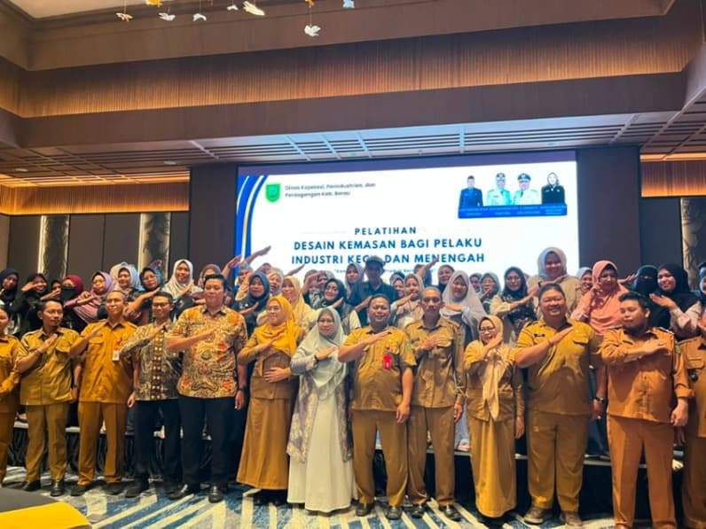 Foto bersama Sekda Berau dengan Peserta Pelatihan Desain Kemasan bagi IKM. (Foto: Nur Hidayah/ pusaranmedia.com)