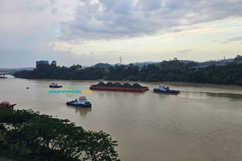 Produksi Batu Bara di aliran Sungai Mahakam Samarinda. (Foto: Herdi/Pusaranmedia.com)