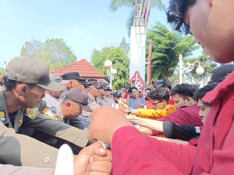 Aliansi Balikpapan Bergerak unjuk rasa di Balaikota Balikpapan, Kamis (1/10/2026). (Foto: Achmad Fadillah/Pusaranmedia.com)