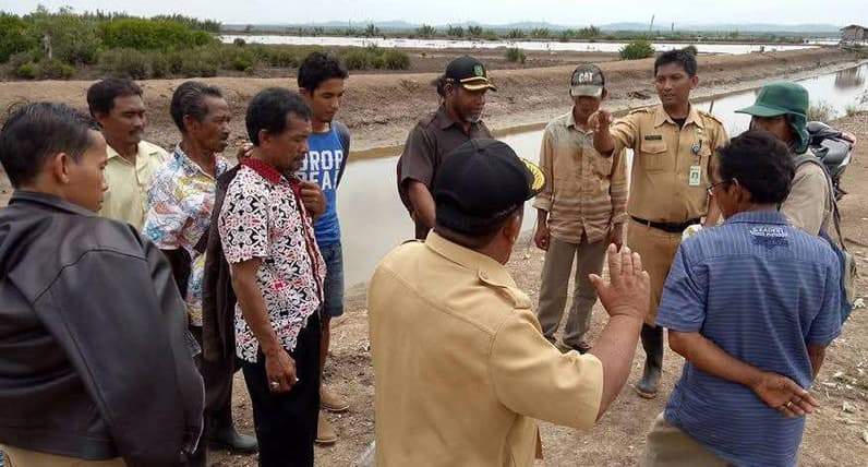 Camat Muara Ancalong Kabupaten Kutai Timur, Harun Al Rasyid saat meninjau lokasi. (Foto: Dok Harun Al Rasyid)