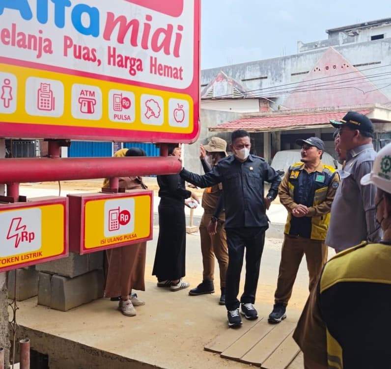 Wakil Ketua Komisi C DPRD Kota Bontang, Muhammad Sahib Soroti Reklame Alfamidi yang Memakan Area Trotoar (Dok:Lutfi Aziz/Pusaranmedia.com)