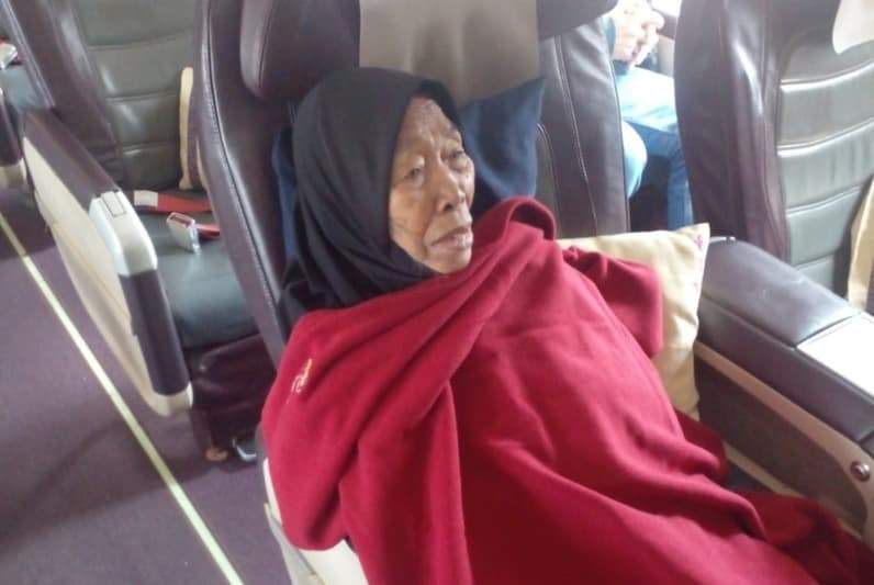 Hj Fatimah jemaah haji asal Sebatik saat berada di penerbangan menuju Kota Tarakan, Kalimantan Utara (Foto: H Sayid Abdullah)