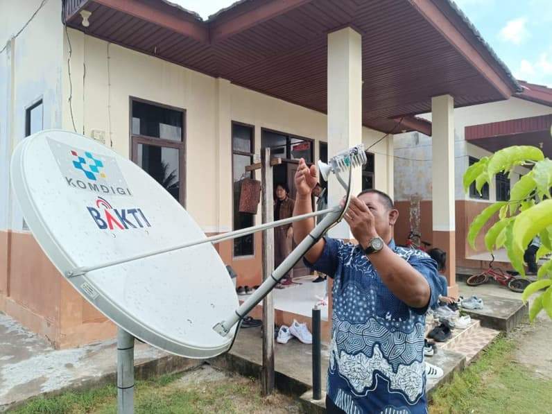 VSAT, stasiun penerima sinyal satelit di SDN 001 Payung-Payung , Kecamatan Maratua, Kamis (11/6/2026). (Foto: Achmad Fadillah/Pusaranmedia.com)