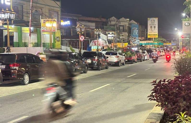 Antrean kendaraan roda empat mengular sampai kawasan pertokoan di Jalan MT Haryono, Selasa (2/9/2026). (Foto: Achmad Fadillah/Pusaranmedia.com)