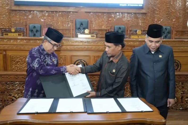 Terlihat Bupati Kutim, Ardiansyah Sulaiman (kiri) bersama Ketua DPRD, Jimmi (kanan) berjabatangan menandakan kesepakatan anggaran perubahan 2026. (Foto: Dok Prokopim Kutim)
