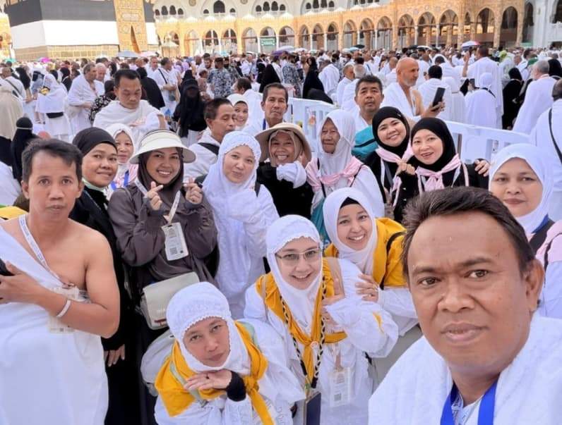 Ketua Kloter 7 Embarkasi Balikpapan H Sayid Abdullah bersama jemaah haji asal Kaltara (Foto: H Sayid Abdullah)
