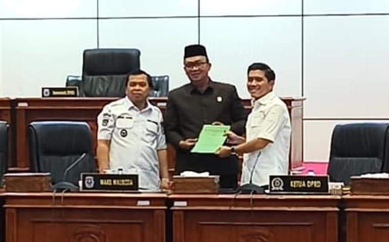 Anggota DPRD Bontang dari Fraksi PKB, Bonnie Sukardi (tengah). (Foto: Lutfi Aziz/Pusaranmedia.com)
