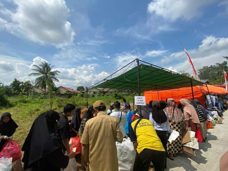 Masyarakat yang menukarkan sampahnya di Kelurahan Baqa, Kecamatan Samarinda Seberang, Selasa (30/6/2026). (Foto: Tri/Pusaranmedia.com)