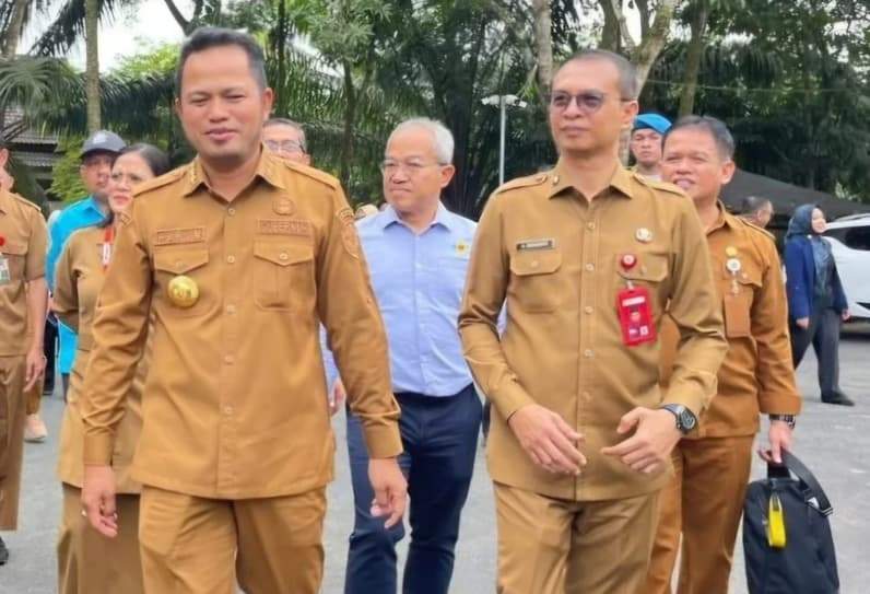 Gubernur Kaltim Rudy Mas’ud saat melakukan kunjungan di SMAN 10 Samarinda. (Foto: Herdi/Pusaranmedia.com)