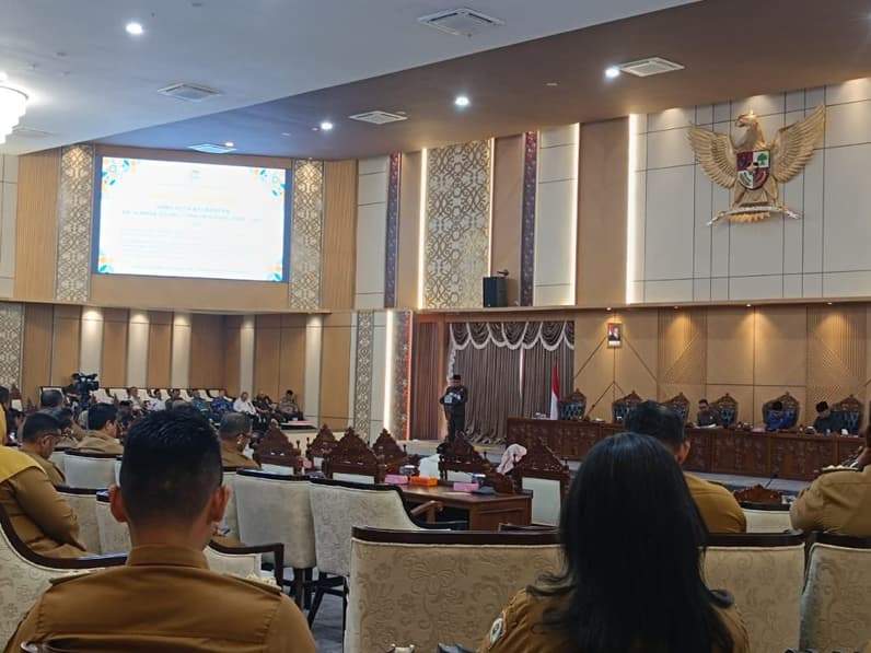 Wawali Kota Balikpapan, Bagus Susetyo menyampaikan nota penjelasan Wali Kota Balikpapan dalam rapat paripurna, Senin (14/9/2026). (Foto: Achmad Fadillah/Pusaranmedia.com)