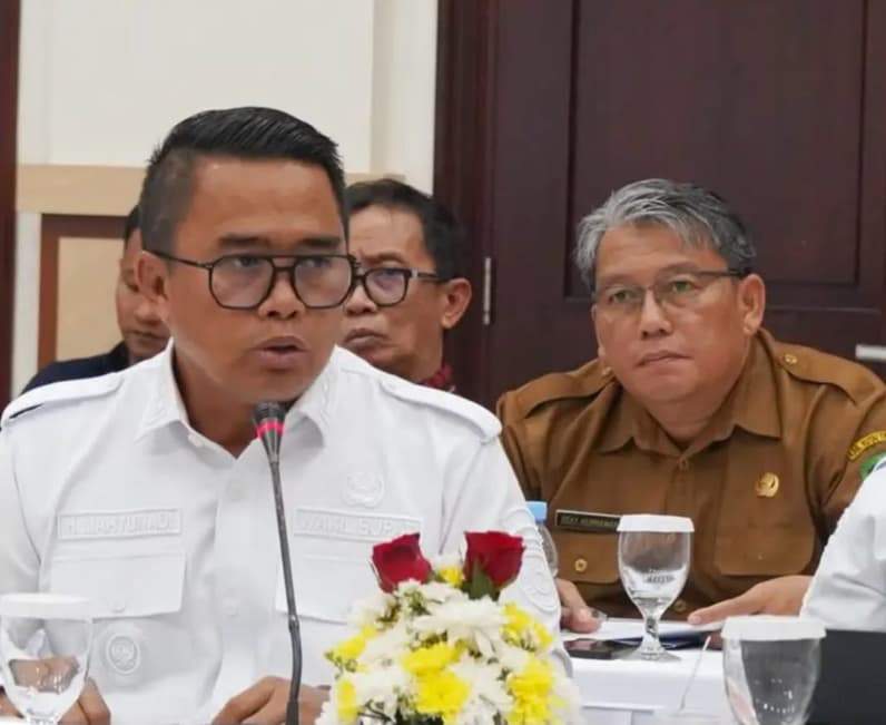 Momen Wakil Bupati Kutim, Mahyunadi (kiri) saat menghadiri Rakor di Provinsi Kaltim didampingi Kepala SDA Setkab Kutim, Deky Hermawan (foto kanan). (Foto: Dok Prokopim Kutim)
