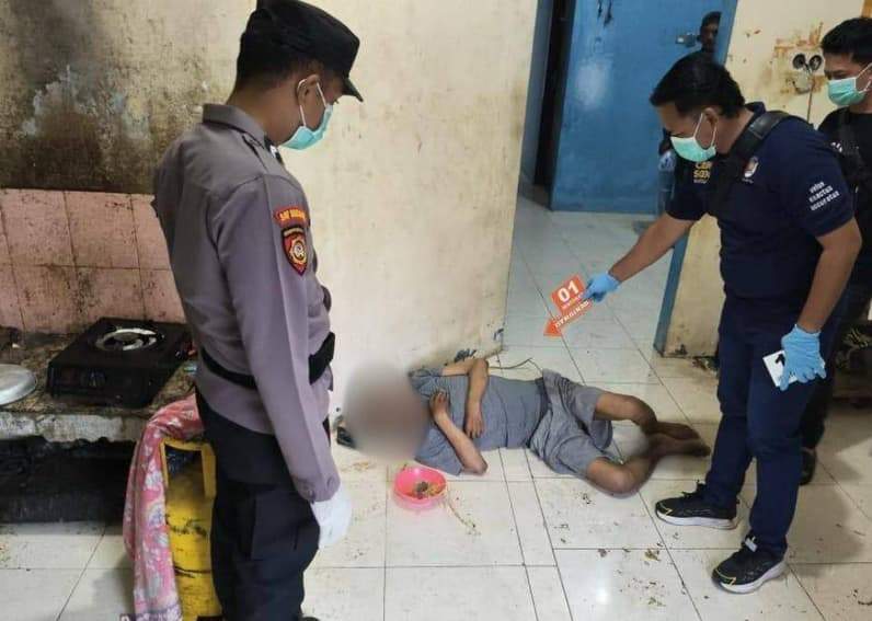 Personel Polsek Nunukan saat mengevakuasi korban yang ditemukan sudah dalam kondisi meninggal dunia (Foto: Polres Nunukan)