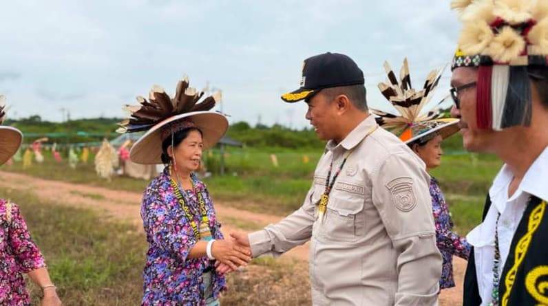 Wakil Bupati Kutim, Mahyunadi saat menemui masyarakat Adat Rindang Benua Sangatta Selatan. (Foto: Dok Prokopim Kutim)