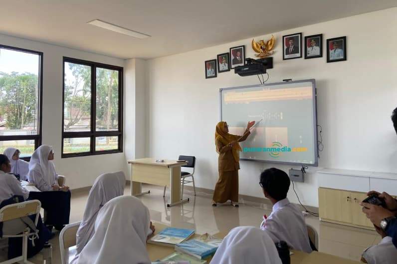 Ilustrasi kegiatan belajar-mengajar di kelas. (Foto: Tri/Pusaranmedia.com)