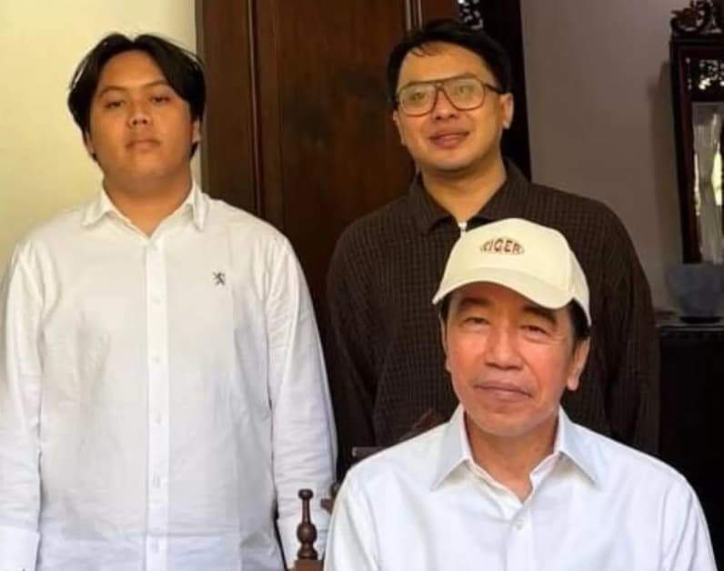 Foto viral ketua BEM KM Unmul bersama mantan Presiden RI ke-7 Joko Widodo di Solo. (Foto: Istimewa)