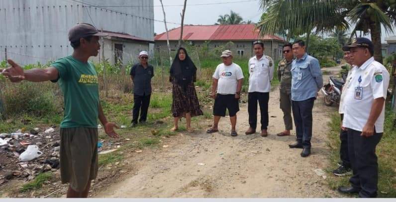 Camat Sebatik Utara Andi Calo saat berdialog dengan masyarakat terdampak OBP di Sebatik Utara (Foto: Andi Calo)