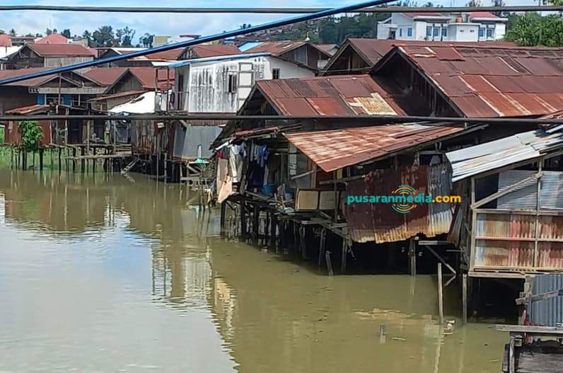 Ilustrasi rumah warga yang ada di tepi sungai. (Foto: Tri/Pusaranmedia.com)