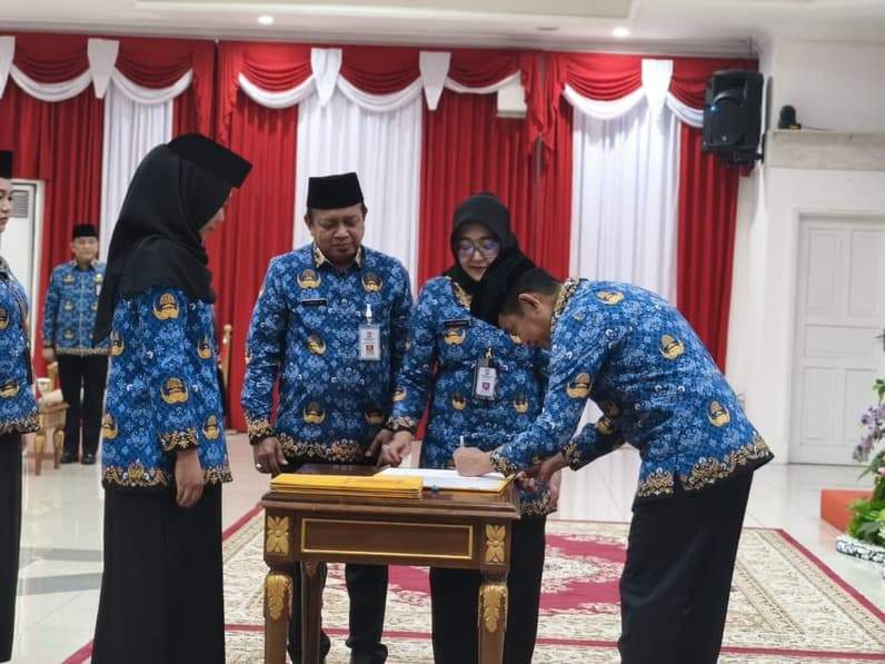 Wali Kota Balikpapan, Rahmad Mas'ud menandatangani dokumen pelantikan 55 pejabat fungsional di lingkungan pemerintah kota, Jumat (8/5/2026). (Foto: Achmad Fadillah/Pusaranmedi.com)