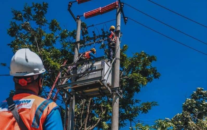 Ilustrasi perbaikan sistem kelistrikan. (Foto: PLN Kaltimtara)