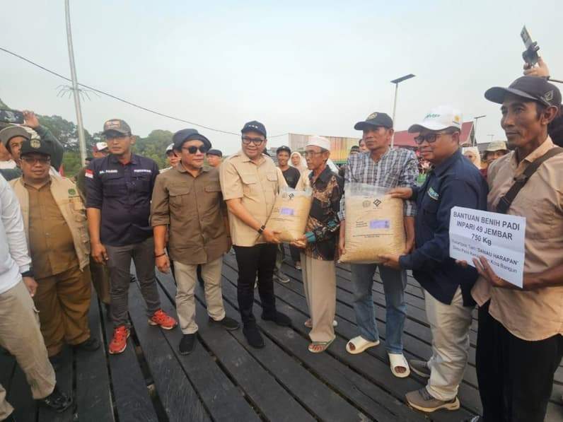 Penyerahan benih pada bagi warga desa semayang. (Foto: Warga semayang)