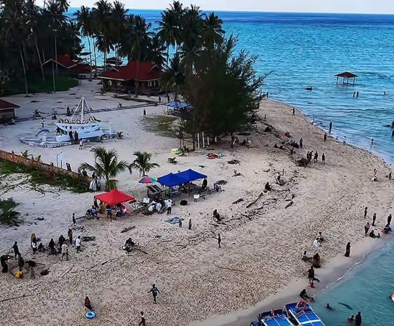 Pantai di Derawan yang mengalami penyusutan akibat abrasi. (Foto: Nur Hidayah/ pusaranmedia.com)