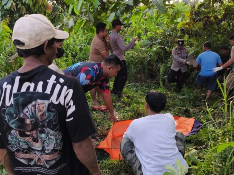 Proses evakuasi jenazah seorang pria yang ditemukan meninggal dunia di area kebun miliknya di Kampung Labanan Jaya, Kecamatan Teluk Bayur. (Foto: Istimewa)