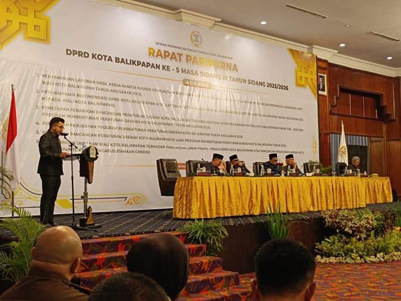 Wakil Ketua Pansus LKPJ DPRD Balikpapan, Muhammad Raja Siraj menggantikan Andi Arif Agung dalam penyampaian segudang rekomendasi dalam rapat paripurna di Hotel Grand Senyiur, Senin (18/5/2026). (Foto: Achmad Fadillah/Pusaranmedia.com)