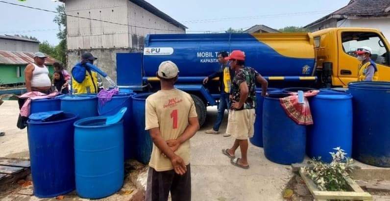 Pendistribusian air bersih ke warga Desa Babulu Laut yang mengalami krisis air bersih di musim kemarau. (Foto: Pusdalops BPBD PPU)
