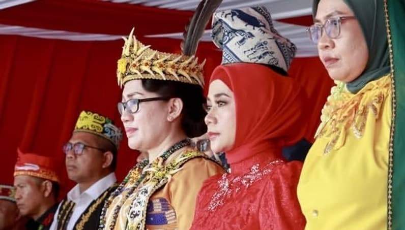 Anggota DPRD Kaltara dari Partai Hanura, Kornie Serliany (baju adat Dayak) saat menghadiri Upacara Penurunan Bendera di Rangkaian Ke-81 RI di Tanjung Selor, awal pekan ini. (Foto: Istimewa)