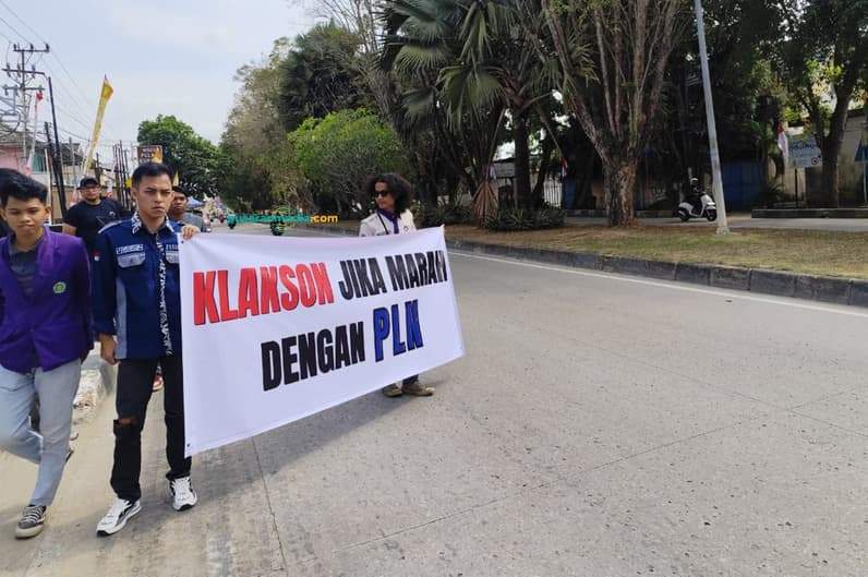 Puluhan mahasiswa Universitas Kutai Kartanegara (Unikarta) Tenggarong menggelar aksi demonstrasi di Unit Layanan Pelanggan (ULP) PLN Tenggarong. (Foto: Aswin/Pusaranmedia.com)