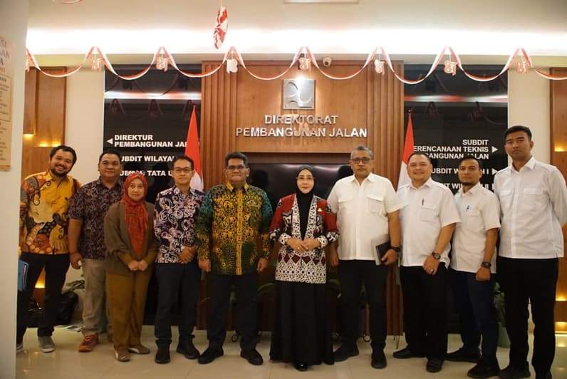 Bupati Berau bersama jajaran Pemkab Berau saat melakukan audiensi dengan Direktorat Pembangunan Jalan Kementerian Pekerjaan Umum di Jakarta. (Foto: Prokopim Berau)