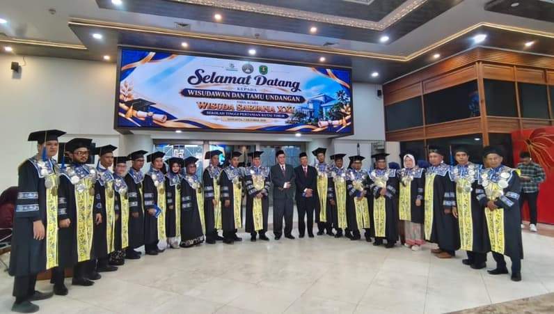 Usai melakukan mengukuhkan para wisudawan dan wisudawati jajaran sivitas akademika berpose. (Foto: Dok. STIPER Kutim)