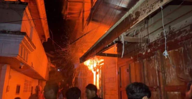 Kebakaran di Jalan Jelawat, Jumat (15/5/202) dini hari. (Foto: Dok. Disdamkarmat Samarinda)
