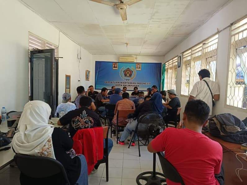 Panitia Powarda menggelar rapat di Kantor PWI Balikpapan, Kamis (18/6/2026). (Foto: Achmad Fadillah/Pusaranmedia.com)