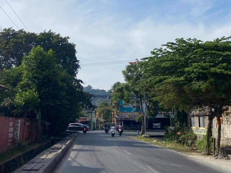 Asap tipis di kawasan Temindung Permai, Sungai Pinang, Kota Samarinda, Jumat (21/8/2026). (Foto: Tri/Pusaranmedia.com)