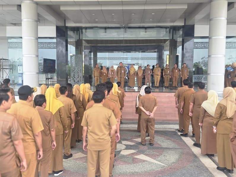 Plt Asisten Perekonomian dan Pembangunan Setda Bontang, Much Cholis Edy Prabowo, Pimpin Apel Pagi Pegawai Pemkot Bontang (Dok:Lutfi Aziz/Pusaranmedia.com).