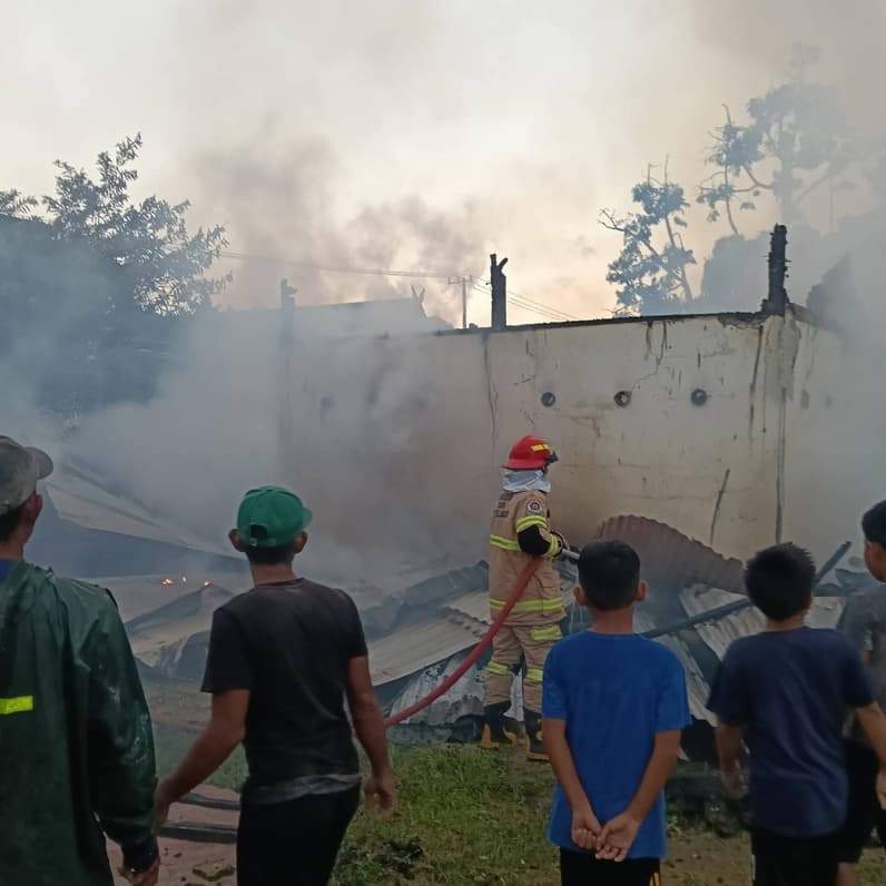 Upaya pemadaman kebakaran Rumah Burung Walet di Nunukan Selatan oleh personel Dinas Pemadam Kebakaran dan Penyelamatan Nunukan (Foto: Damkar Nunukan)