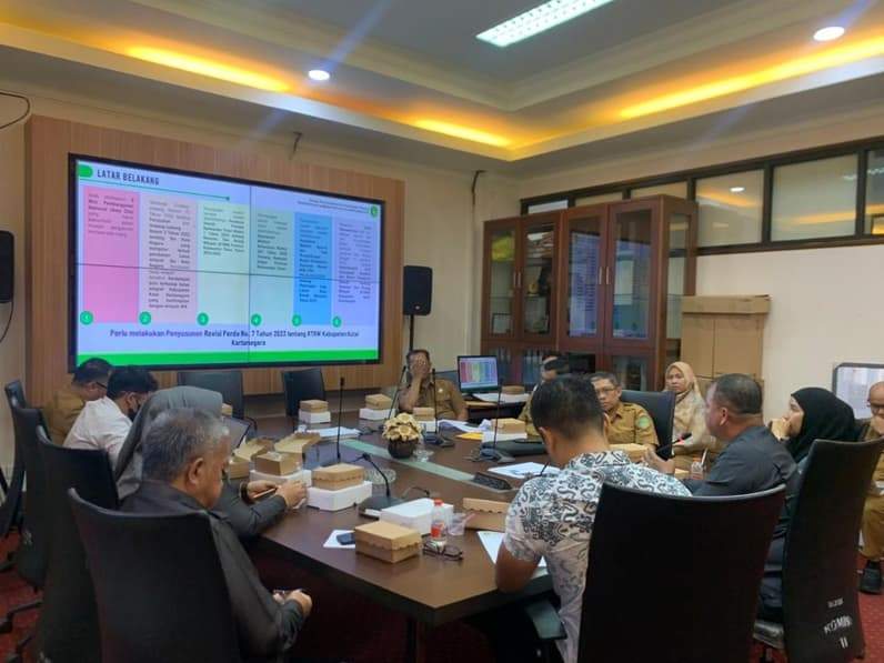 Suasana rapat finalisasi Rancangan Perda Rencana Tata Ruang Wilayah (RTRW) Kabupaten Kutai Kartanegara, di Ruang Bapemperda DPRD. (Foto: Aswin/Pusaranmedia.com)